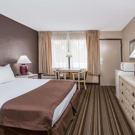 Travelodge By Wyndham Делтона Экстерьер фото